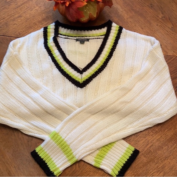 Cropped long sleeve sweater size large - Picture 3 of 3